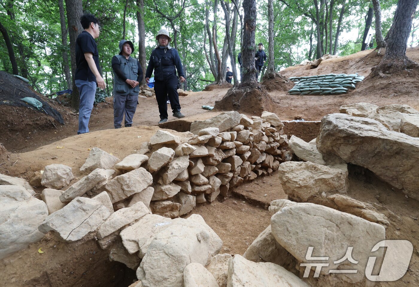 본문 이미지 - 28일 경기 용인시 기흥구 보라산 백제고분군 긴급발굴조사 현장에서 시민들이 발굴 현장과 출토 유물을 살펴보고 있다. 2025.8.28/뉴스1 ⓒ News1 김영운 기자