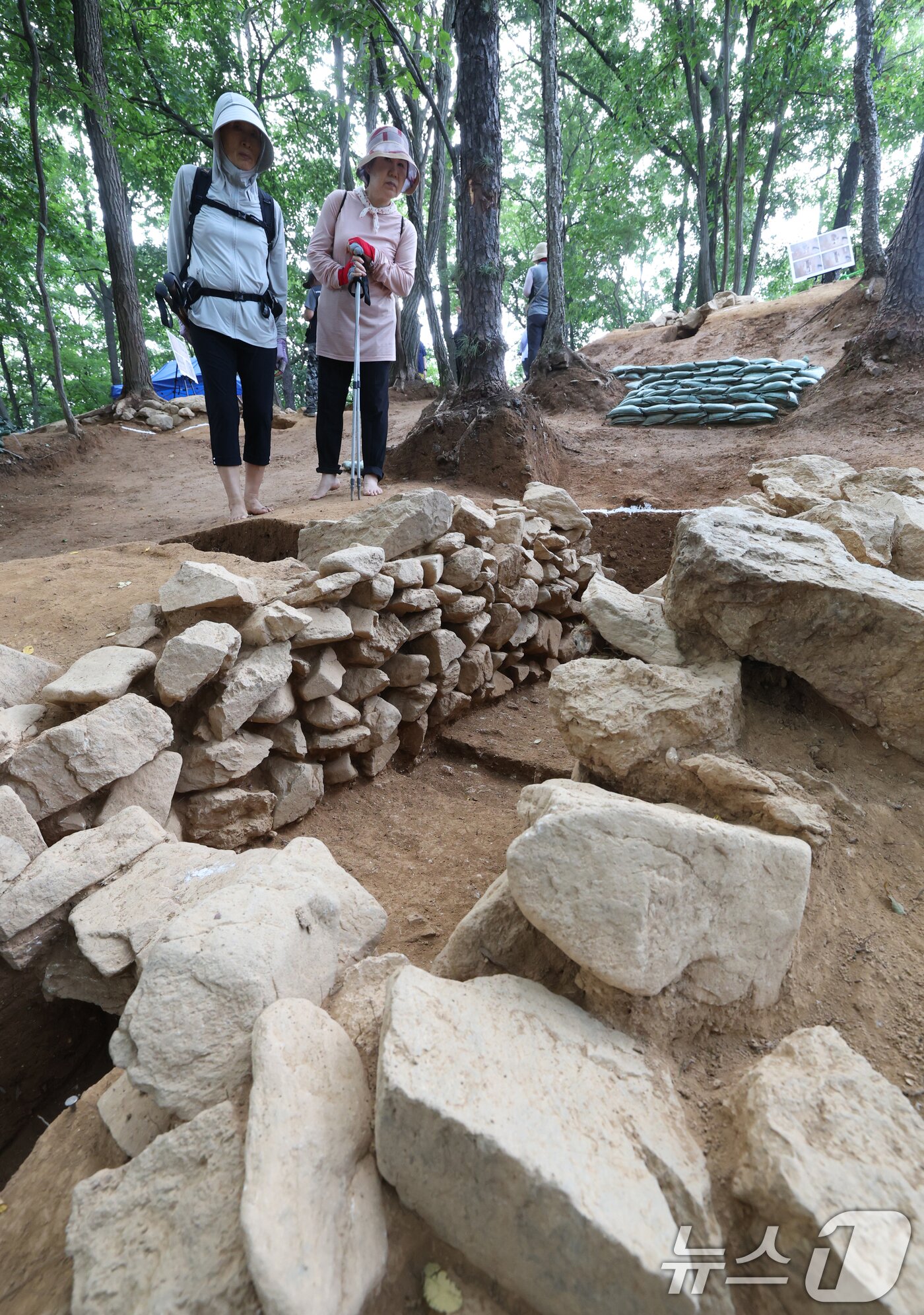 본문 이미지 - 28일 경기 용인시 기흥구 보라산 백제고분군 긴급발굴조사 현장에서 시민들이 발굴 현장과 출토 유물을 살펴보고 있다. 2025.8.28/뉴스1 ⓒ News1 김영운 기자