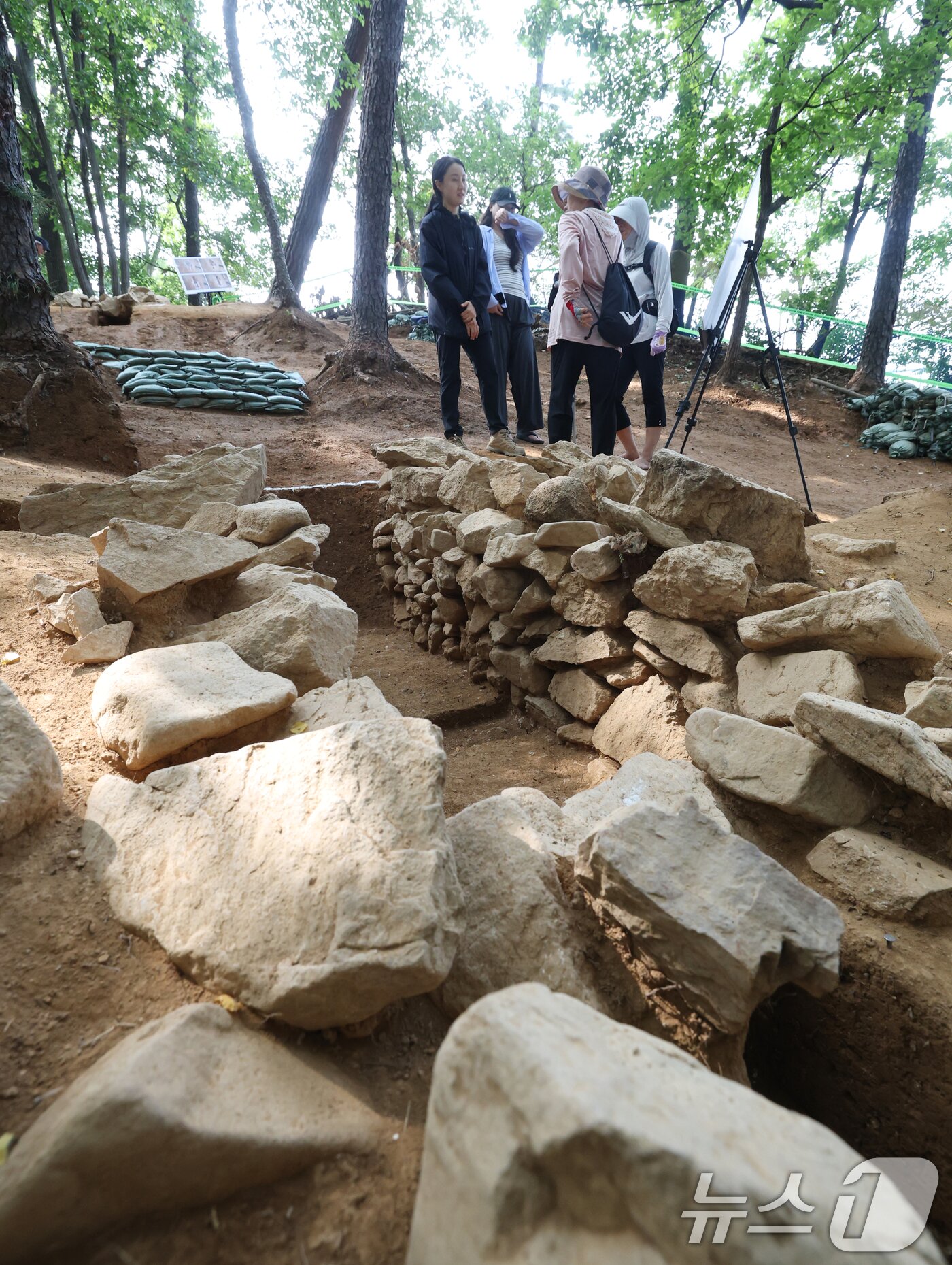 본문 이미지 - 28일 경기 용인시 기흥구 보라산 백제고분군 긴급발굴조사 현장에서 시민들이 발굴 현장과 출토 유물을 살펴보고 있다.  2025.8.28/뉴스1 ⓒ News1 김영운 기자