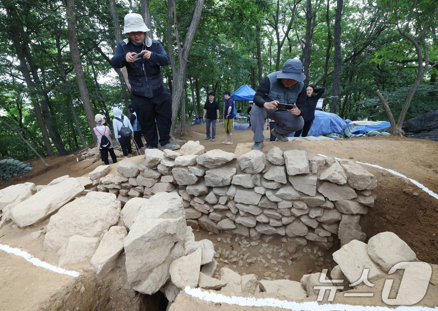 본문 이미지 - 28일 경기 용인시 기흥구 보라산 백제고분군 긴급발굴조사 현장에서 시민들이 발굴 현장과 출토 유물을 살펴보고 있다. 2025.8.28/뉴스1 ⓒ News1 김영운 기자