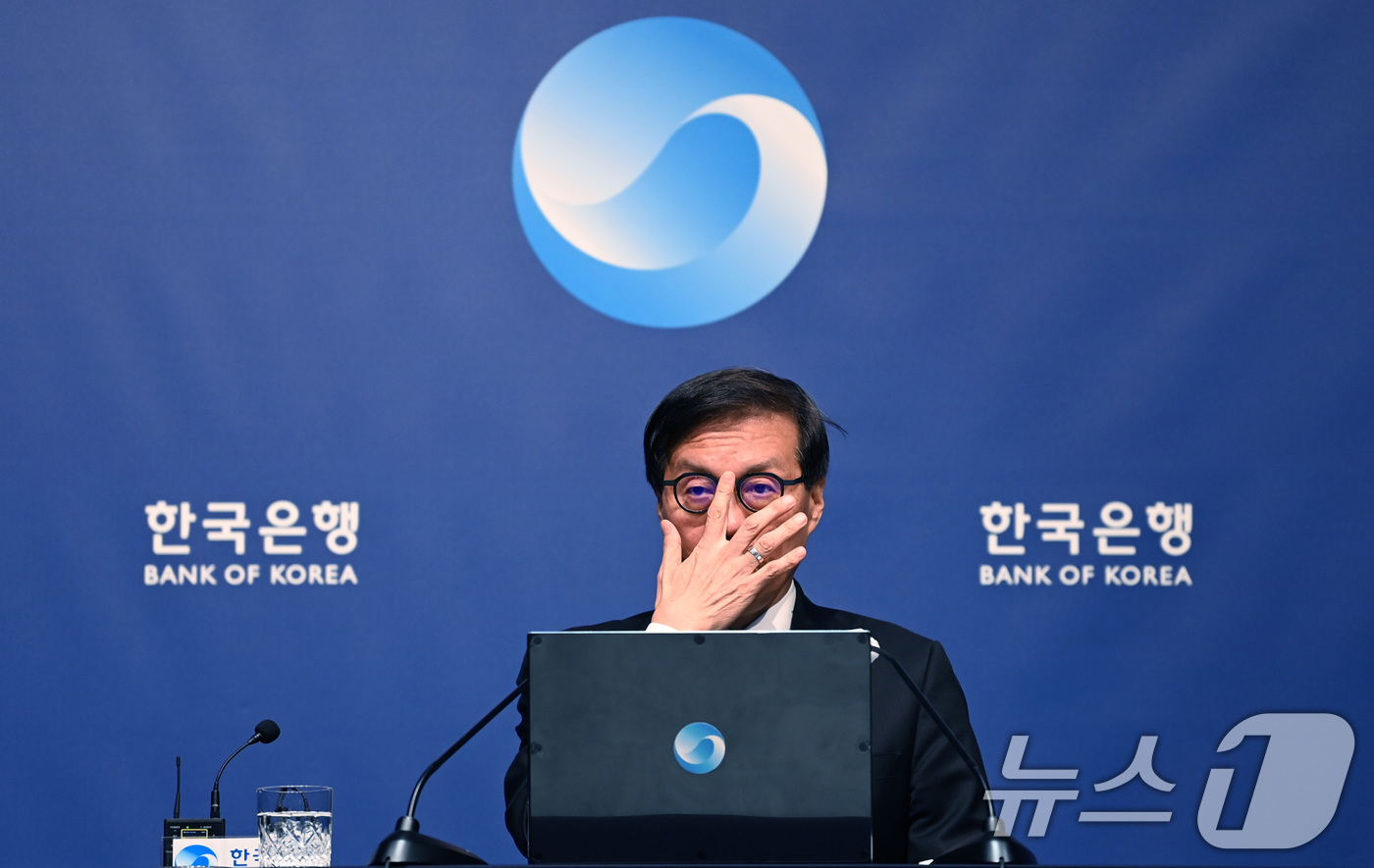 (서울=뉴스1) 사진공동취재단 = 이창용 한국은행 총재가 28일 오전 서울 중구 한국은행에서 열린 금융통화위원회를 마치고 기자간담회를 하고 있다. 2025.8.28/뉴스1