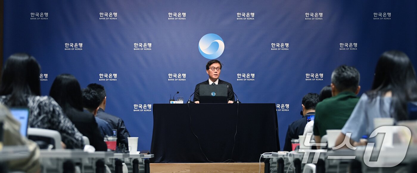 본문 이미지 - 이창용 한국은행 총재가 지난 28일 금융통화위원회를 마치고 기자간담회를 하고 있다. /뉴스1