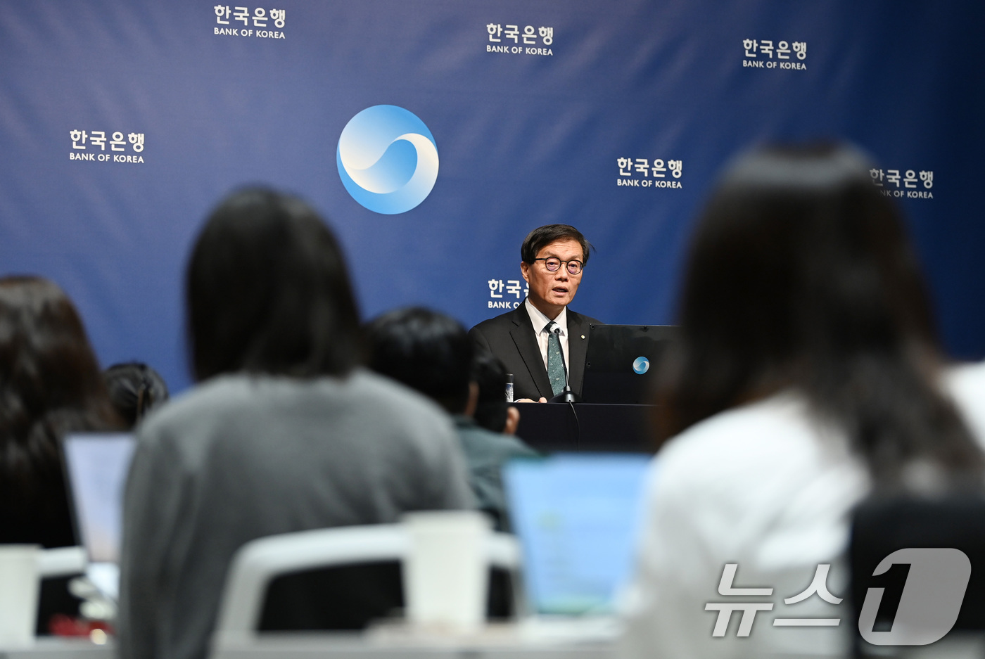 (서울=뉴스1) 사진공동취재단 = 이창용 한국은행 총재가 28일 오전 서울 중구 한국은행에서 열린 금융통화위원회를 마치고 기자간담회를 하고 있다. 2025.8.28/뉴스1