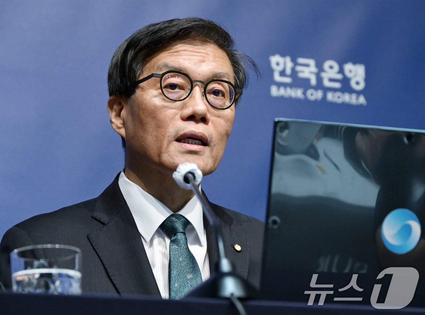 (서울=뉴스1) 사진공동취재단 = 이창용 한국은행 총재가 28일 서울 중구 한국은행에서 금융통화위원회를 마치고 기자간담회를 갖고 있다. 2025.8.28/뉴스1