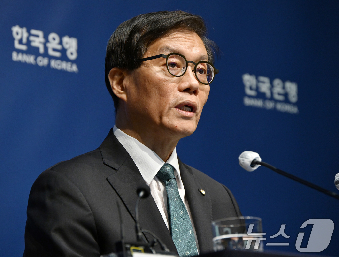 (서울=뉴스1) 사진공동취재단 = 이창용 한국은행 총재가 28일 서울 중구 한국은행에서 금융통화위원회를 마치고 기자간담회를 갖고 있다. 2025.8.28/뉴스1