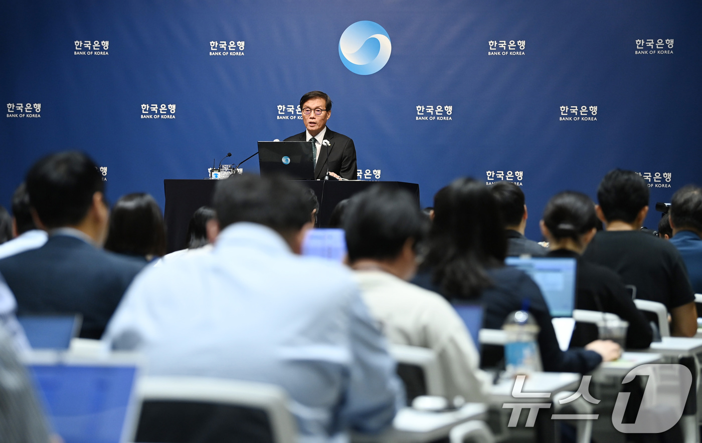 (서울=뉴스1) 사진공동취재단 = 이창용 한국은행 총재가 28일 오전 서울 중구 한국은행에서 열린 금융통화위원회를 마치고 기자간담회를 하고 있다. 2025.8.28/뉴스1