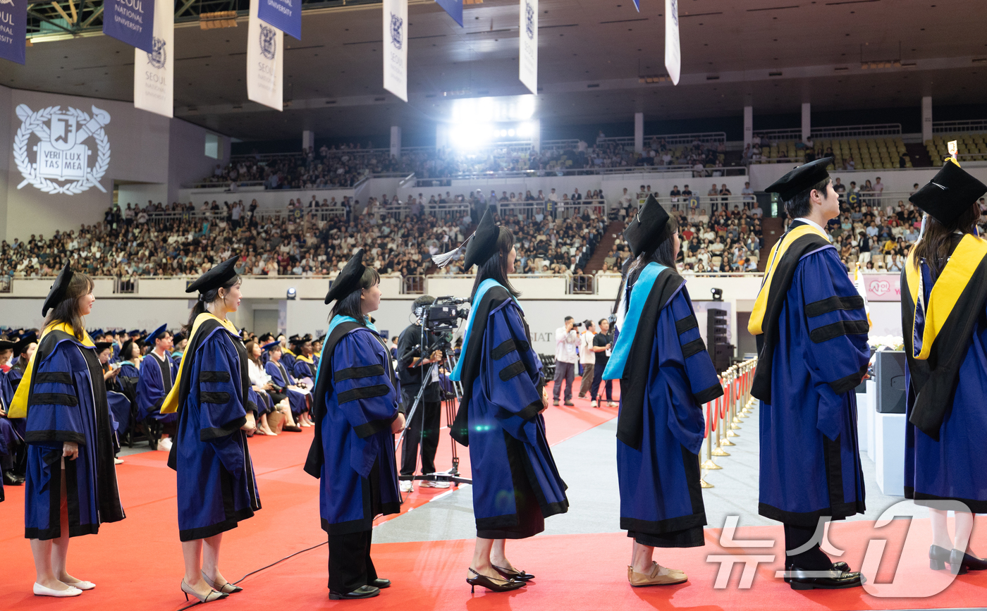 (서울=뉴스1) 이승배 기자 = 28일 서울 관악구 서울대학교 종합체육관에서 열린 제79회 후기 학위수여식에서 졸업생들이 줄 서 있다. 2025.8.28/뉴스1