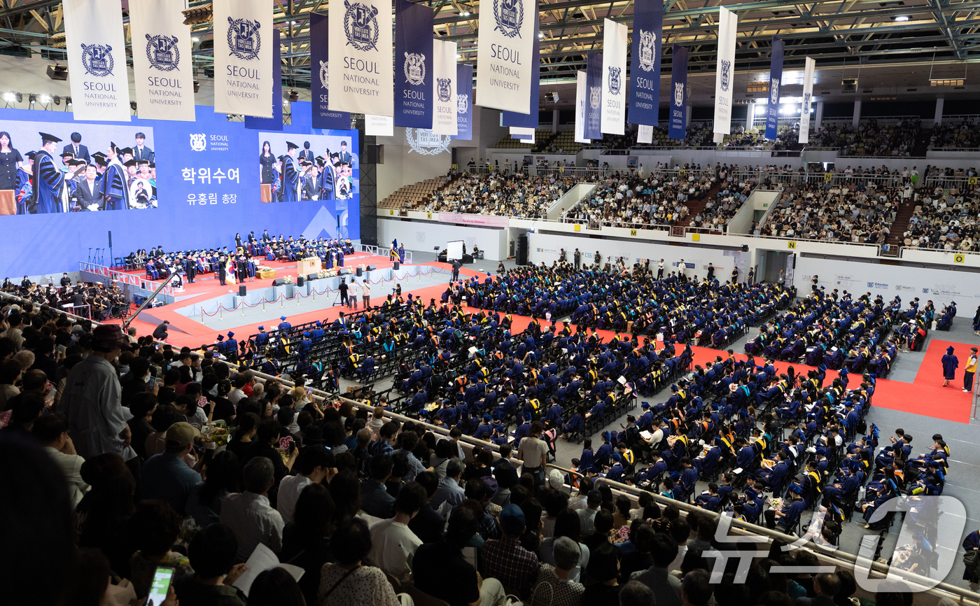 (서울=뉴스1) 이승배 기자 = 28일 서울 관악구 서울대학교 종합체육관에서 열린 제79회 후기 학위수여식에서 유홍림 총장이 학위를 수여하고 있다. 2025.8.28/뉴스1