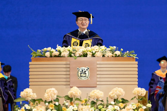 유홍림 서울대 총장 "성공 수단 아닌 봉사·배려 위해 재능 써달라"