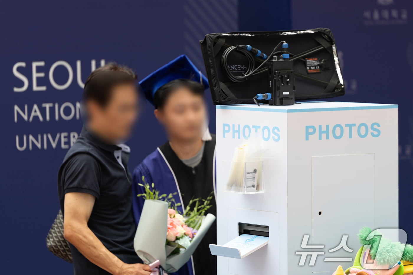 (서울=뉴스1) 이승배 기자 = 28일 제79회 후기 학위수여식이 열린 서울 관악구 서울대학교에서 졸업생이 포토부스에서 사진을 찍고 있다. 2025.8.28/뉴스1