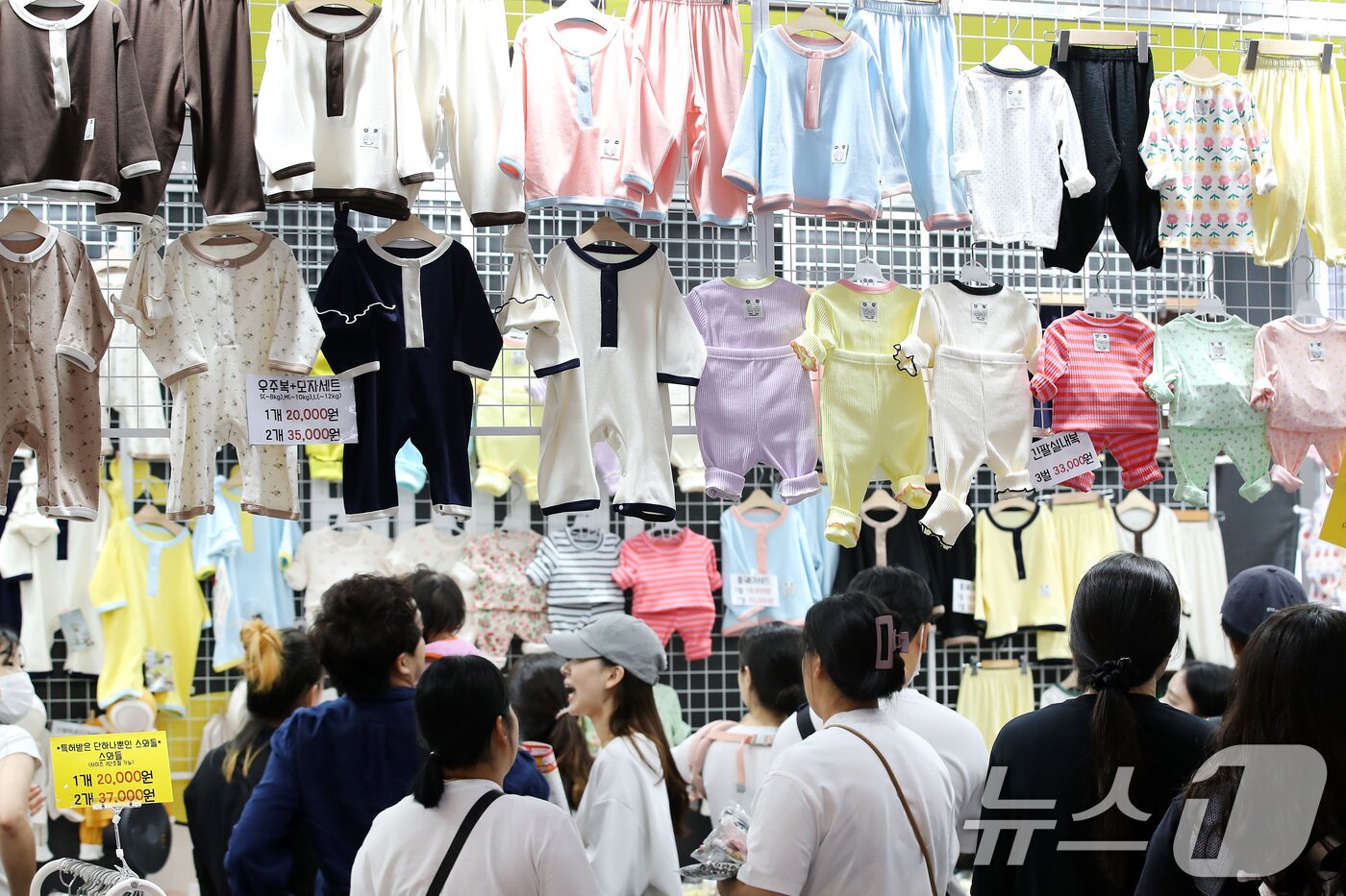 본문 이미지 - 대구 북구 엑스코&#40;EXCO&#41;에서 개막한 대구·경북 최대 규모의 육아박람회 &#39;대구 베이비&키즈페어&#39;를 찾은 부모들이 아기 옷을 꼼꼼히 살펴보고 있다. 2025.8.28/뉴스1 ⓒ News1 공정식 기자
