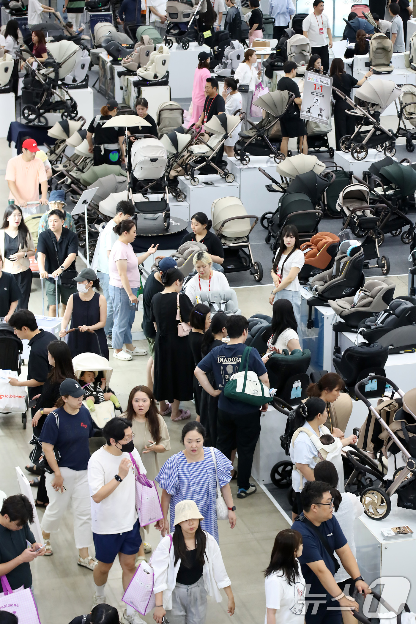 (대구=뉴스1) 공정식 기자 = 28일 대구 북구 엑스코(EXCO)에서 개막한 대구·경북 최대 규모의 육아박람회 '대구 베이비&키즈페어'를 찾은 부모들이 유모차와 카시트 등 다양한 …