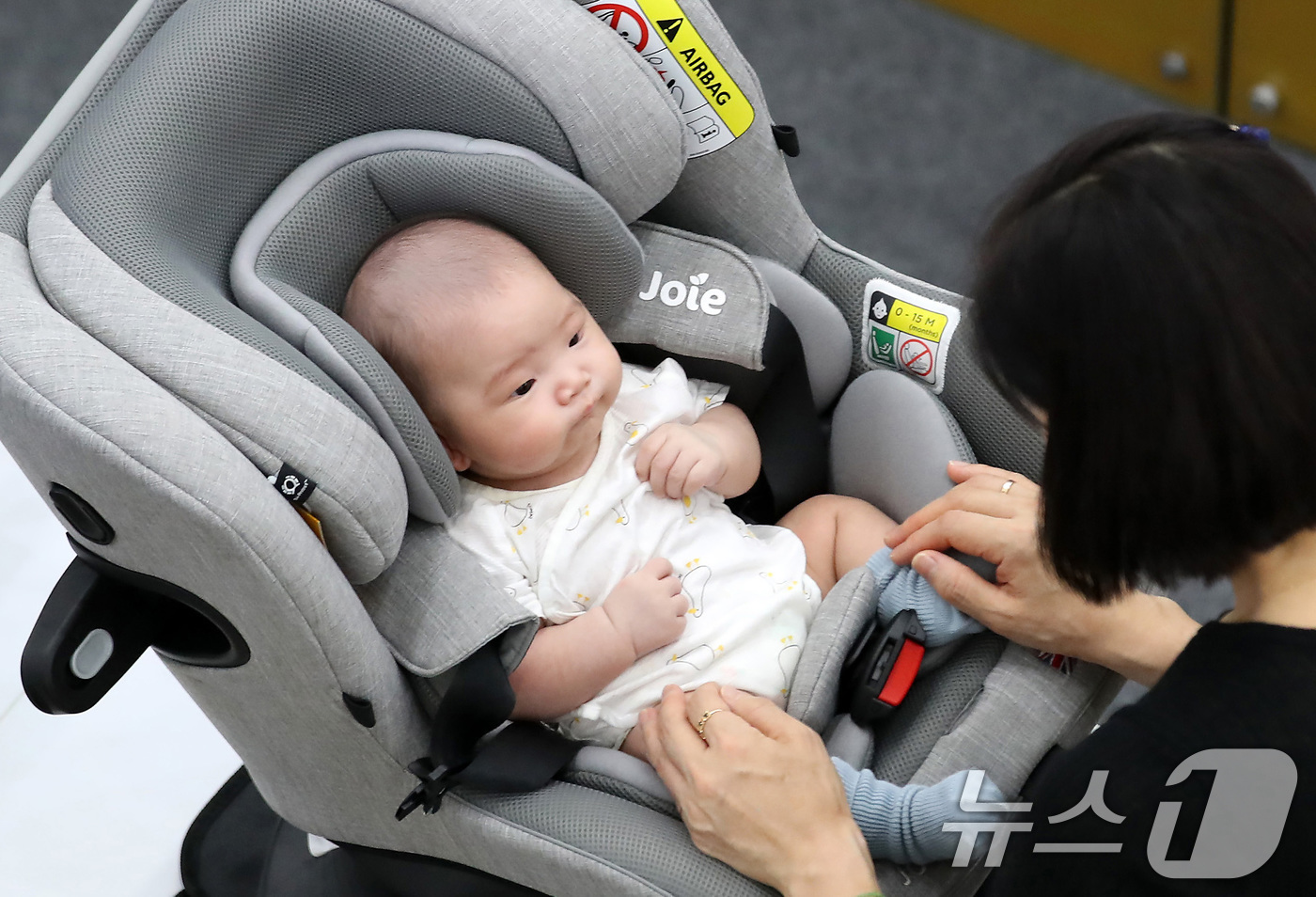 (대구=뉴스1) 공정식 기자 = 28일 대구 북구 엑스코(EXCO)에서 개막한 대구·경북 최대 규모의 육아박람회 '대구 베이비&키즈페어'를 찾은 아기 엄마가 유아용 카시트를 꼼꼼히 …