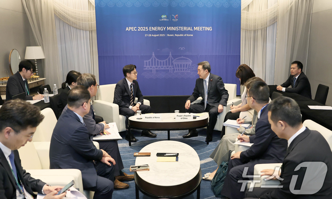 (서울=뉴스1) = 김정관 산업통상자원부 장관이 28일 오후 부산 해운대구 파라다이스호텔에서 왕훙즈 중국 에너지국 국장(장관급)과 면담을 갖고 있다. (산업통상자원부 제공. 재판매 …