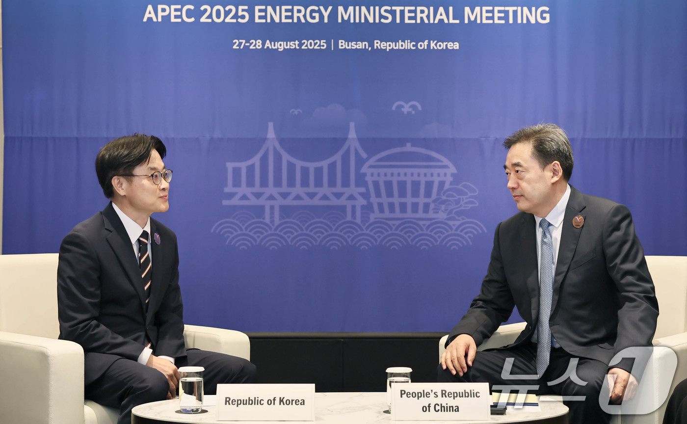 (서울=뉴스1) = 김정관 산업통상자원부 장관이 28일 오후 부산 해운대구 파라다이스호텔에서 왕훙즈 중국 에너지국 국장(장관급)과 면담을 갖고 있다. (산업통상자원부 제공. 재판매 …