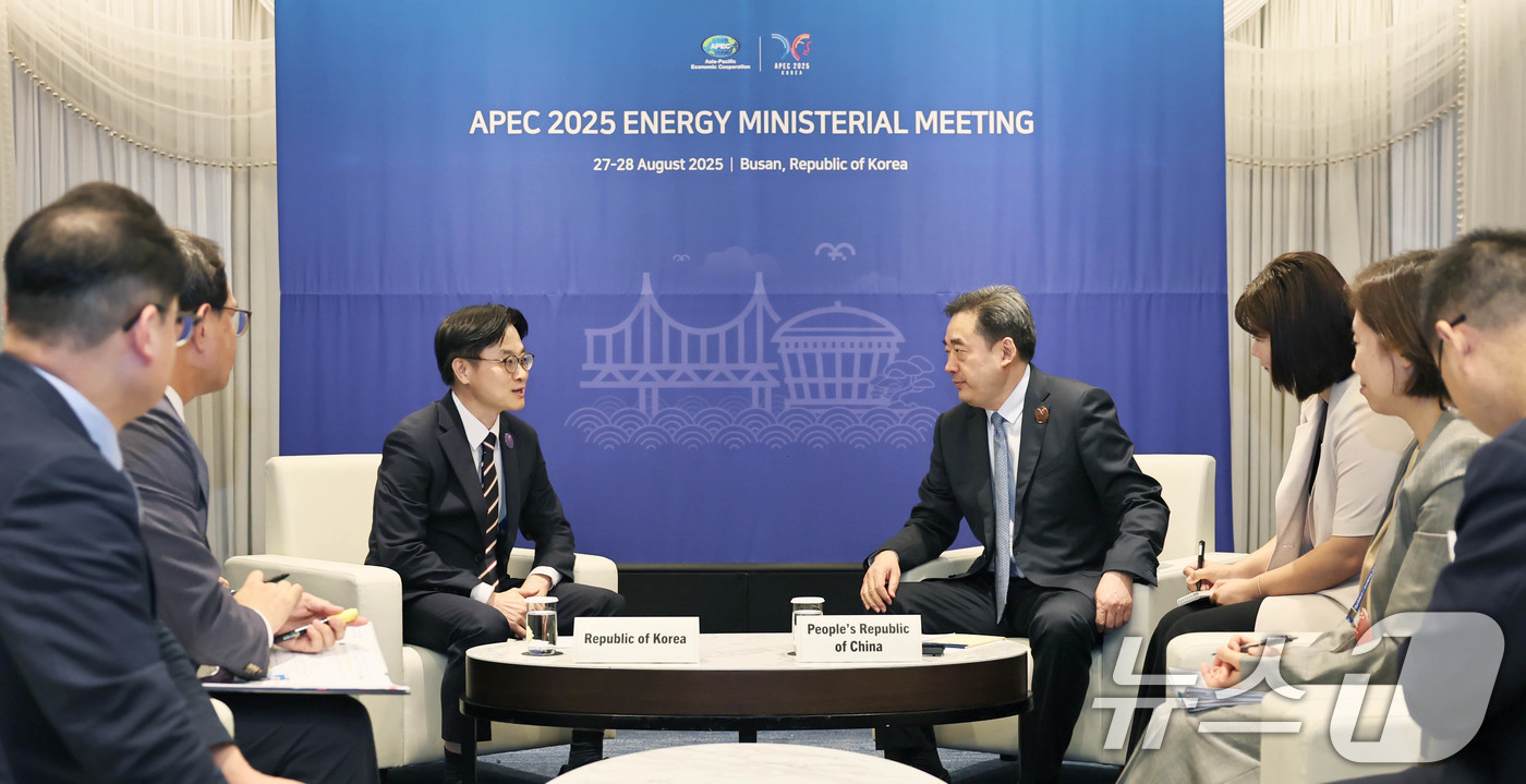 (서울=뉴스1) = 김정관 산업통상자원부 장관이 28일 오후 부산 해운대구 파라다이스호텔에서 왕훙즈 중국 에너지국 국장(장관급)과 면담을 갖고 있다. (산업통상자원부 제공. 재판매 …