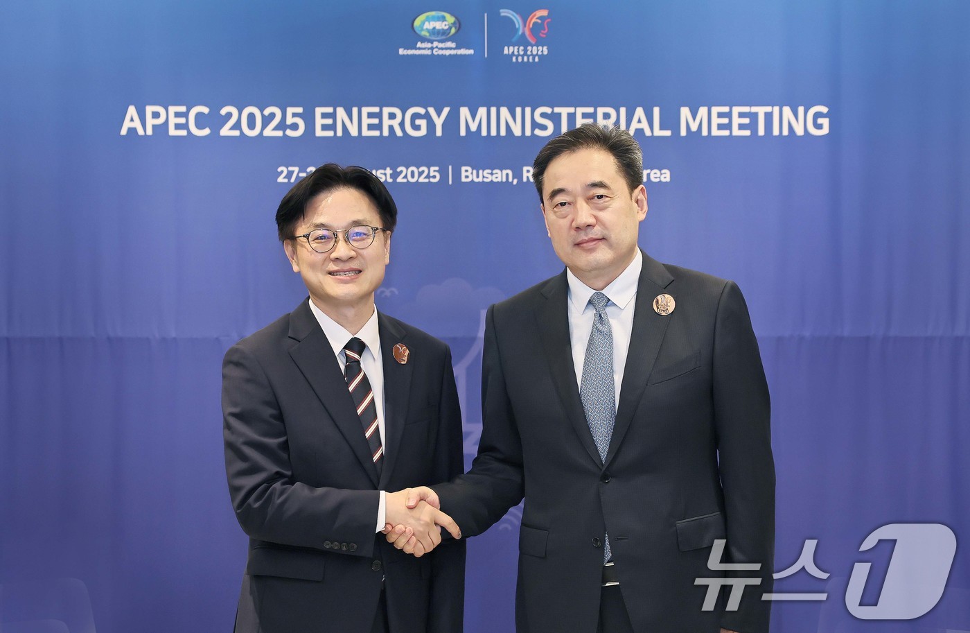 (서울=뉴스1) = 김정관 산업통상자원부 장관이 28일 오후 부산 해운대구 파라다이스호텔에서 왕훙즈 중국 에너지국 국장(장관급)과 악수를 하고 있다. (산업통상자원부 제공. 재판매 …