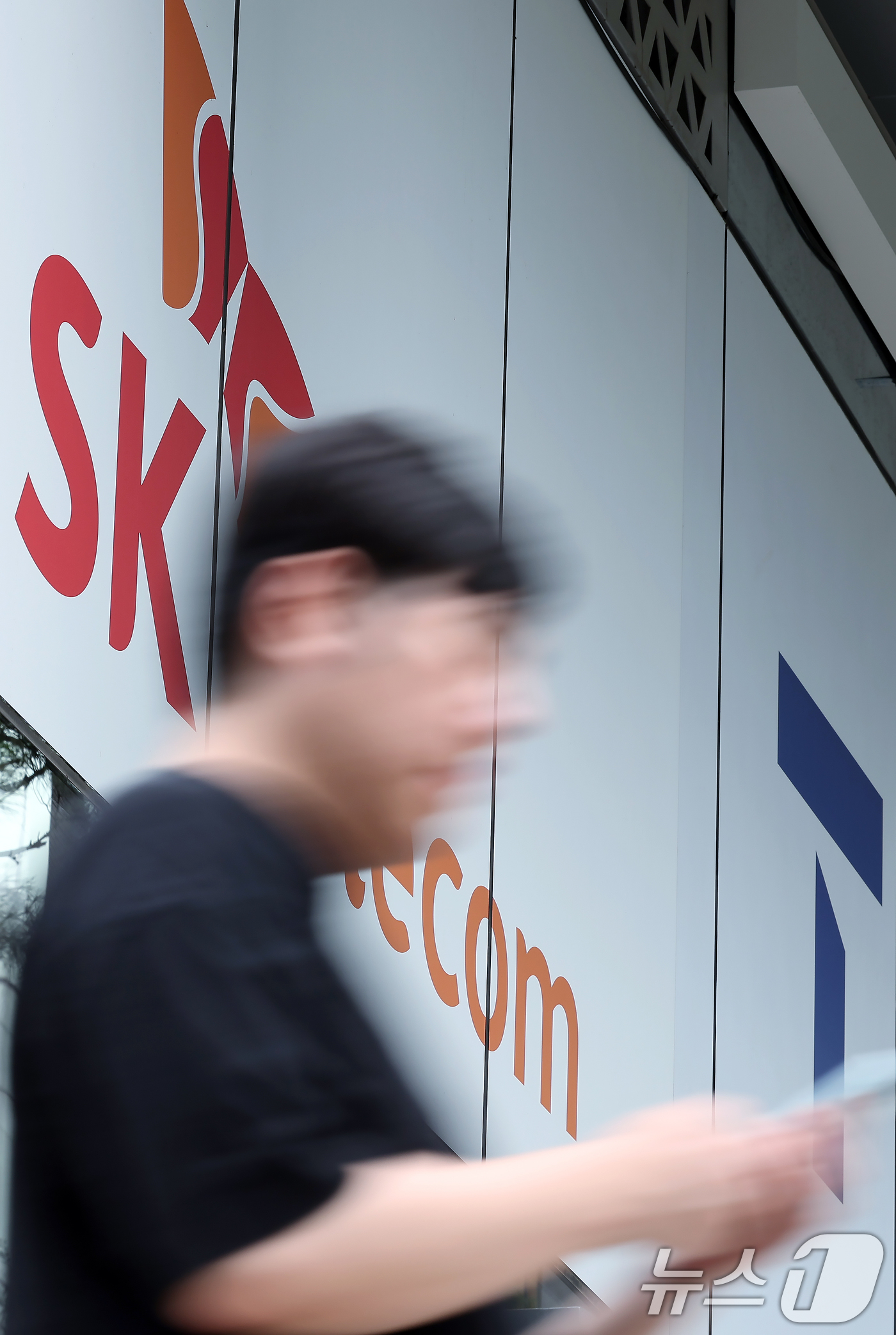 (서울=뉴스1) 박정호 기자 = 대규모 고객 유심(USIM) 정보 유출 사고가 발생한 SK텔레콤(SKT)에 대한 과징금 처분이 내려진 28일 서울 도심의 SK텔레콤 대리점 앞으로 …
