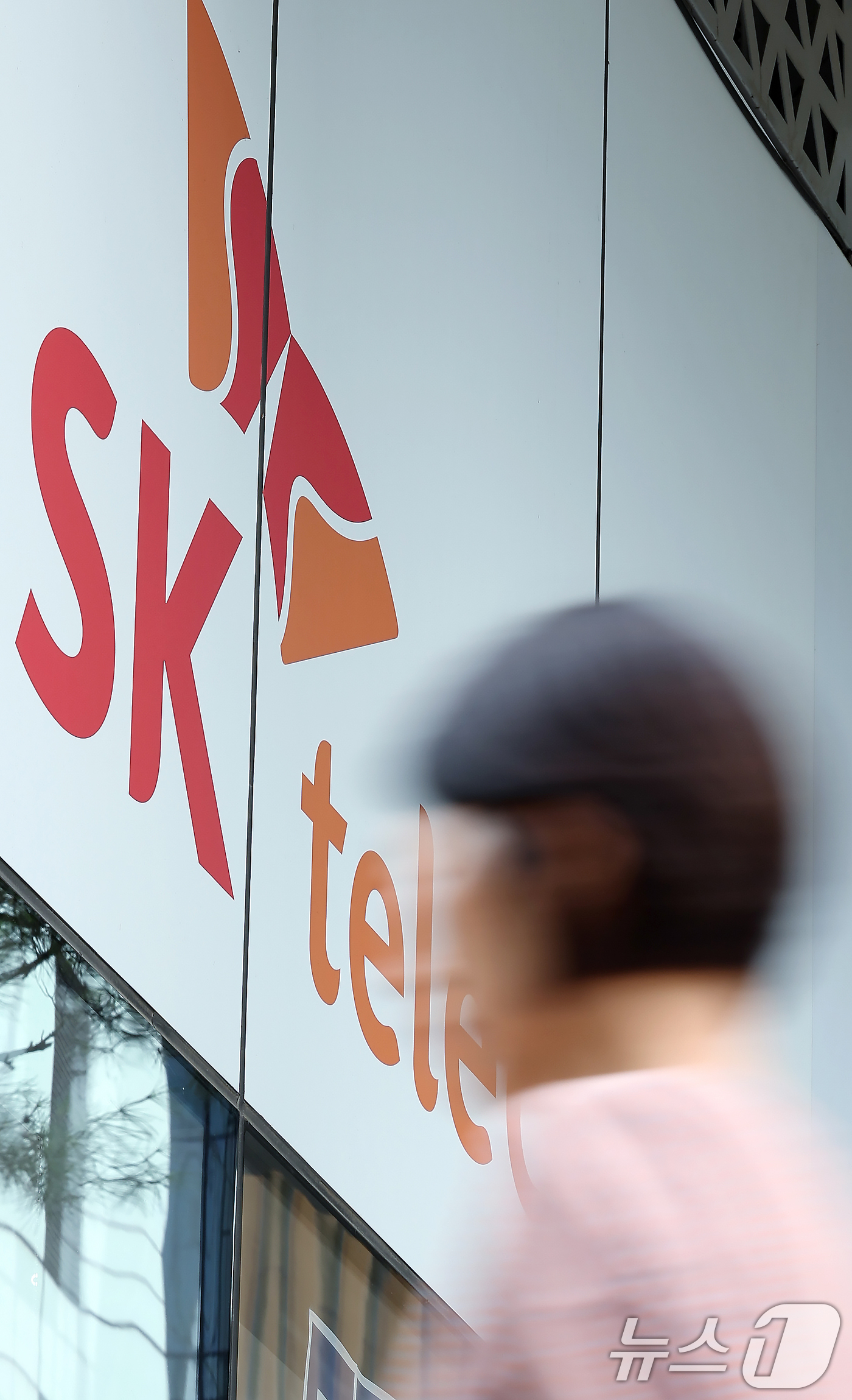 (서울=뉴스1) 박정호 기자 = 대규모 고객 유심(USIM) 정보 유출 사고가 발생한 SK텔레콤(SKT)에 대한 과징금 처분이 내려진 28일 서울 도심의 SK텔레콤 대리점 앞으로 …