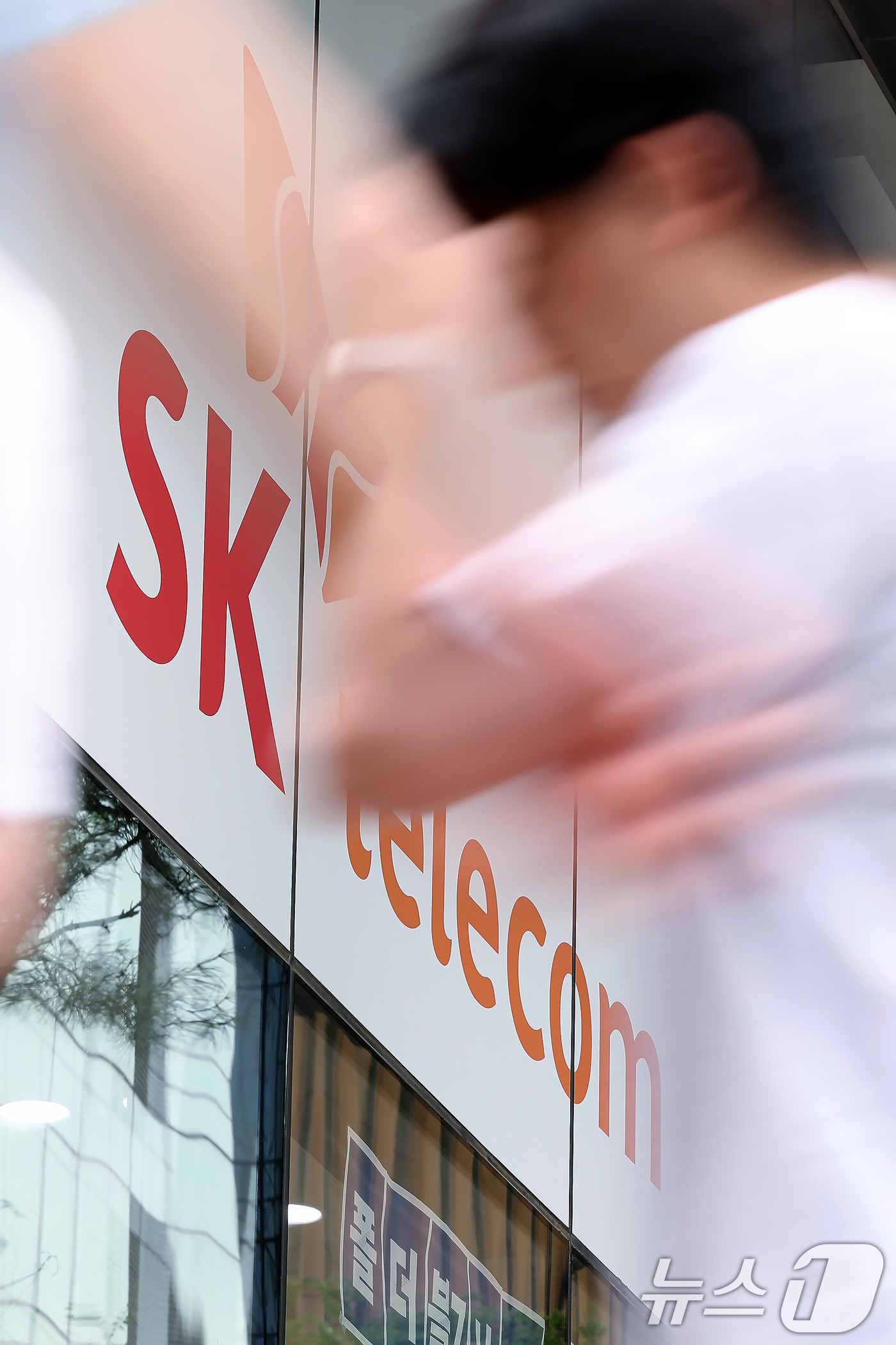 (서울=뉴스1) 박정호 기자 = 대규모 고객 유심(USIM) 정보 유출 사고가 발생한 SK텔레콤(SKT)에 대한 과징금 처분이 내려진 28일 서울 도심의 SK텔레콤 대리점 앞으로 …