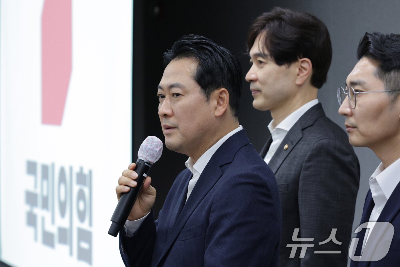 본문 이미지 - 장동혁 국민의힘 대표가 28일 오후 인천 인천국제공항공사 인재개발원에서 열린 국민의힘 연찬회에 앞서 현안 관련 기자간담회를 하고 있다. 2025.8.28/뉴스1 ⓒ News1 신웅수 기자