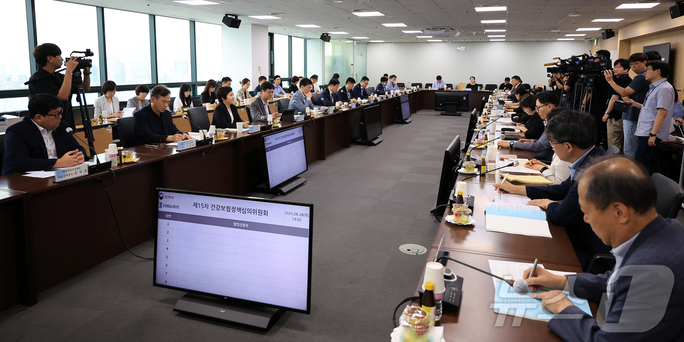 (서울=뉴스1) 김진환 기자 = 이형훈 보건복지부 제2차관이 28일 오후 서울 서초구 건강보험심사평가원에서 열린 제15차 건강보험정책심의위원회에 참석해 모두발언을 하고 있다. 20 …