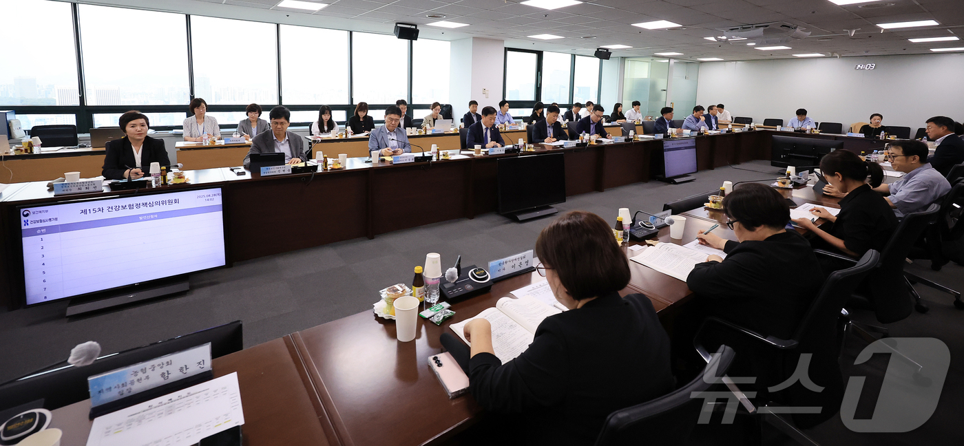 (서울=뉴스1) 김진환 기자 = 이형훈 보건복지부 제2차관이 28일 오후 서울 서초구 건강보험심사평가원에서 열린 제15차 건강보험정책심의위원회에 참석해 모두발언을 하고 있다. 20 …