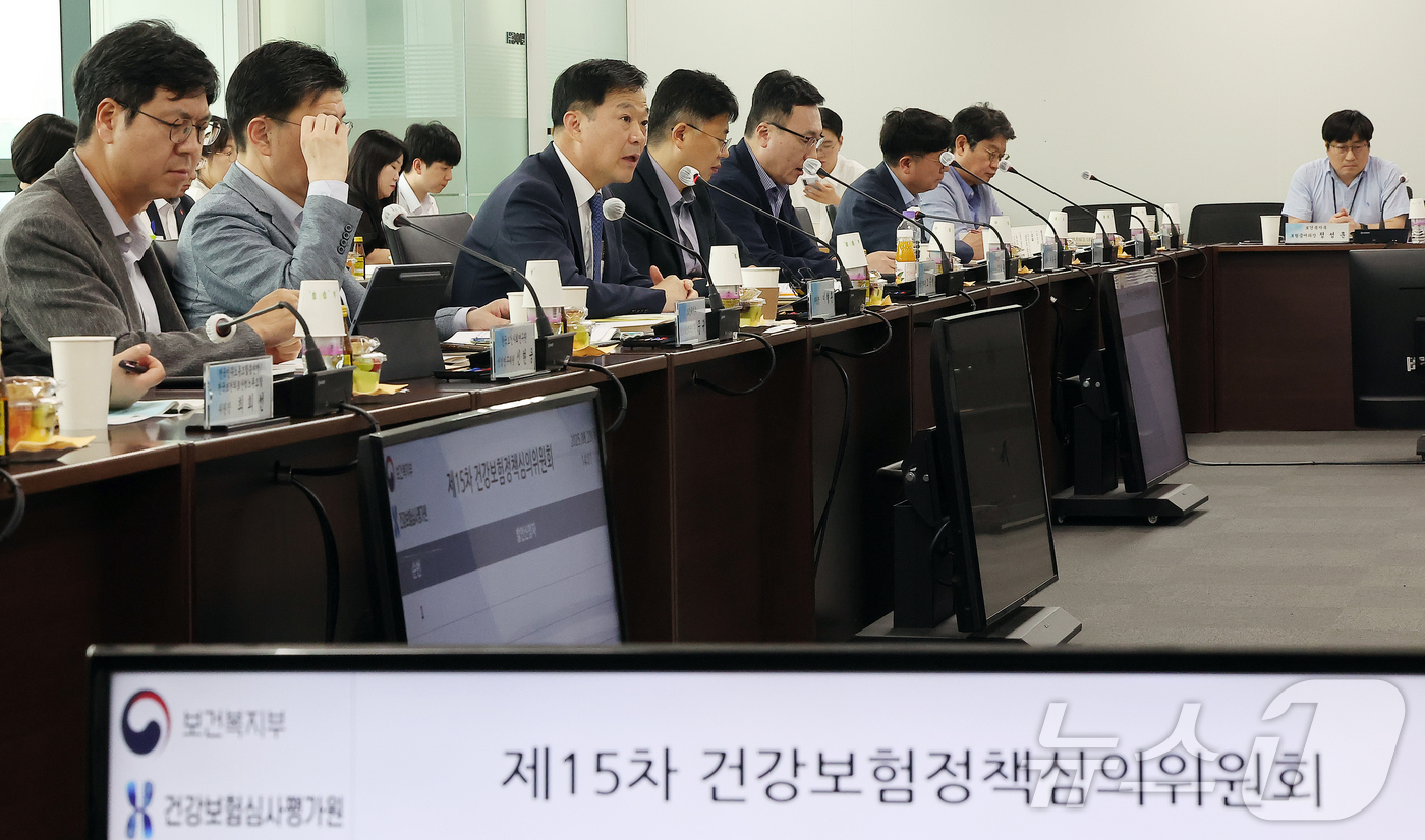 (서울=뉴스1) 김진환 기자 = 이형훈 보건복지부 제2차관이 28일 오후 서울 서초구 건강보험심사평가원에서 열린 제15차 건강보험정책심의위원회에 참석해 모두발언을 하고 있다. 20 …