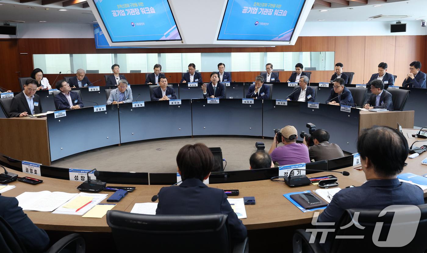 (서울=뉴스1) 오대일 기자 = 구윤철 경제부총리 겸 기획재정부 장관이 28일 오후 서울 중구 포스트타워에서 열린 초혁신 경제 구현을 위한 공기업 기관장 워크숍에서 모두발언을 하고 …