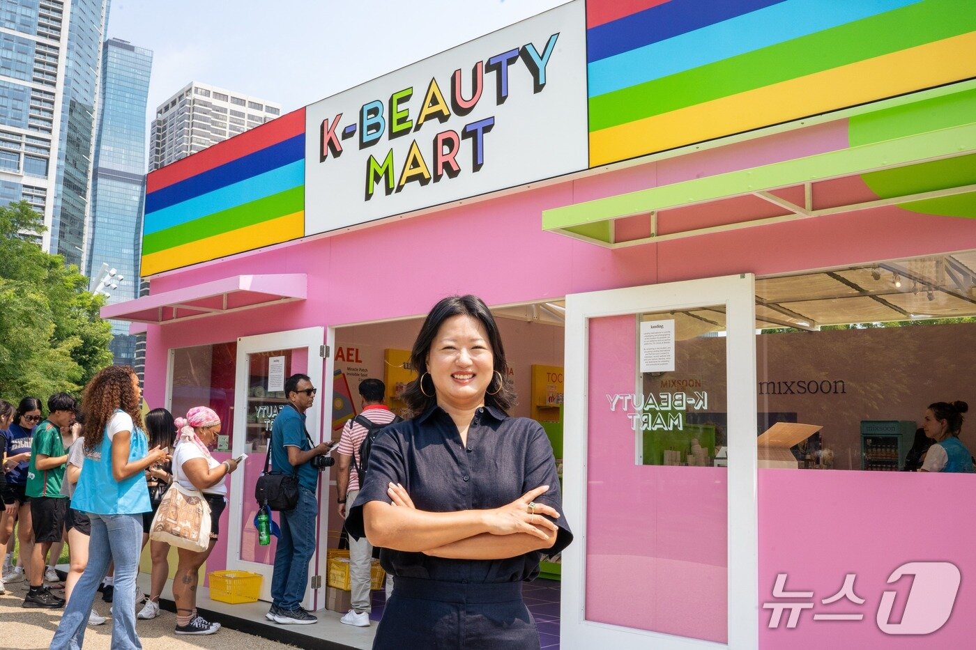 본문 이미지 - 정새라 대표는 지난 7월 미국 시카고에서 열린 대형 음악 페스티벌 ‘롤라팔루자’에서 K-편의점 인기에 맞춘 전략적 K-뷰티 부스를 진행했다. &#40;랜딩인터내셔널 제공&#41;