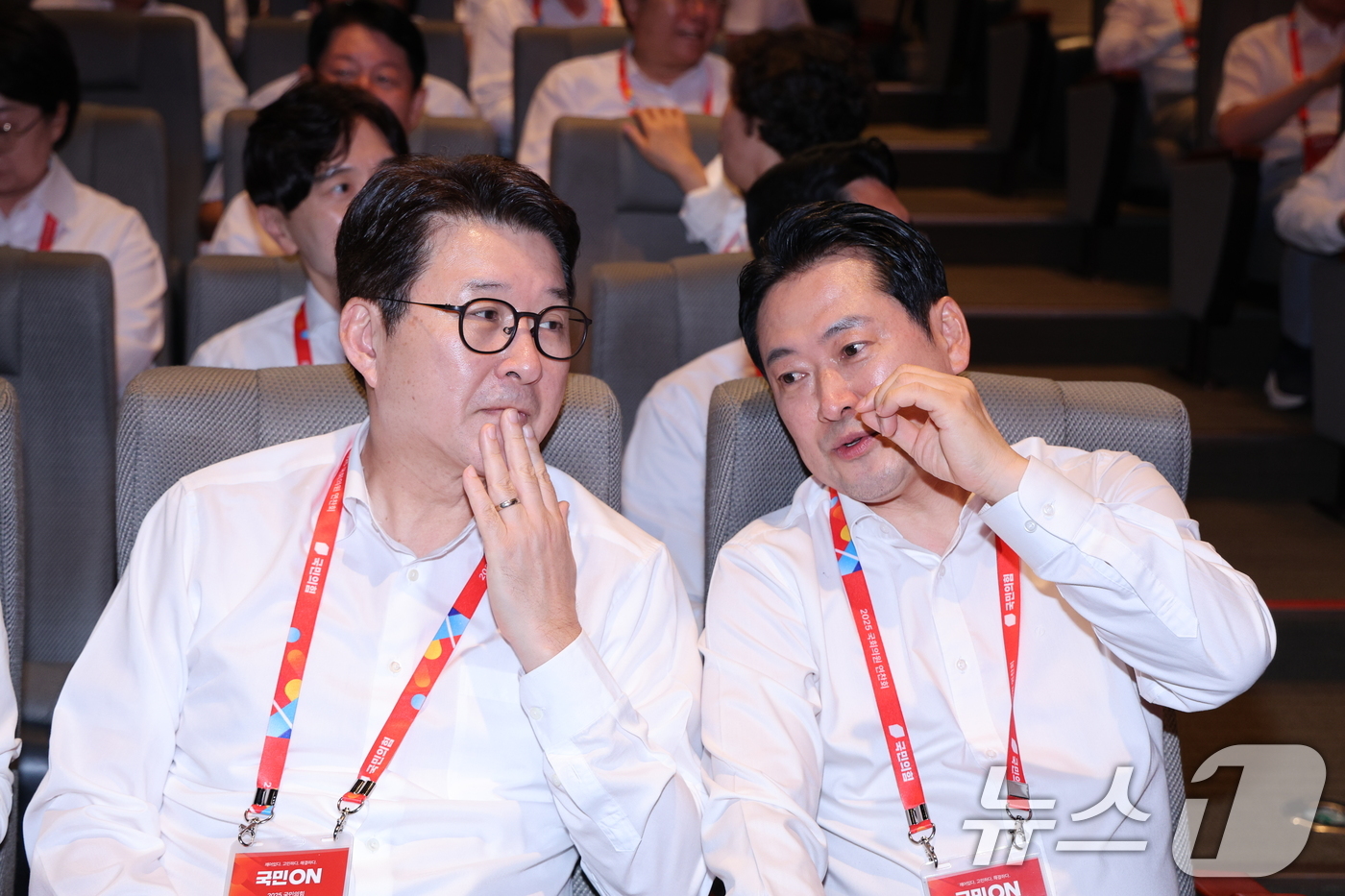 (서울=뉴스1) 신웅수 기자 = 장동혁 국민의힘 대표와 신동욱 최고위원이 28일 오후 인천 인천국제공항공사 인재개발원에서 열린 국민의힘 연찬회에서 대화하고 있다. 2025.8.28 …