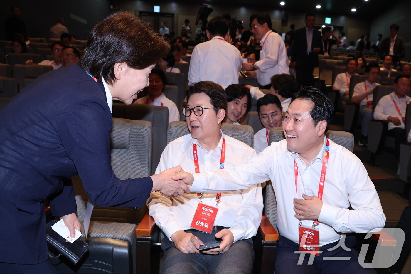 본문 이미지 - 장동혁 국민의힘 대표와 양향자 최고위원이 28일 오후 인천 인천국제공항공사 인재개발원에서 열린 국민의힘 연찬회에서 인사하고 있다. 2025.8.28/뉴스1 ⓒ News1 신웅수 기자