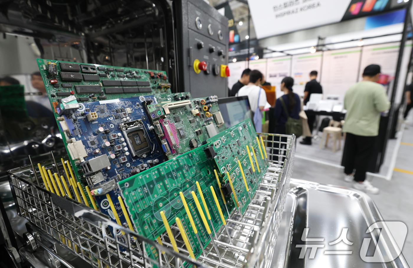 (수원=뉴스1) 김영운 기자 = 28일 경기 수원시 영통구 수원컨벤션센터에서 열린 '2025 차세대 반도체 패키징(Packaging) 산업전(ASPS 2025)'에 최신 반도체 패 …