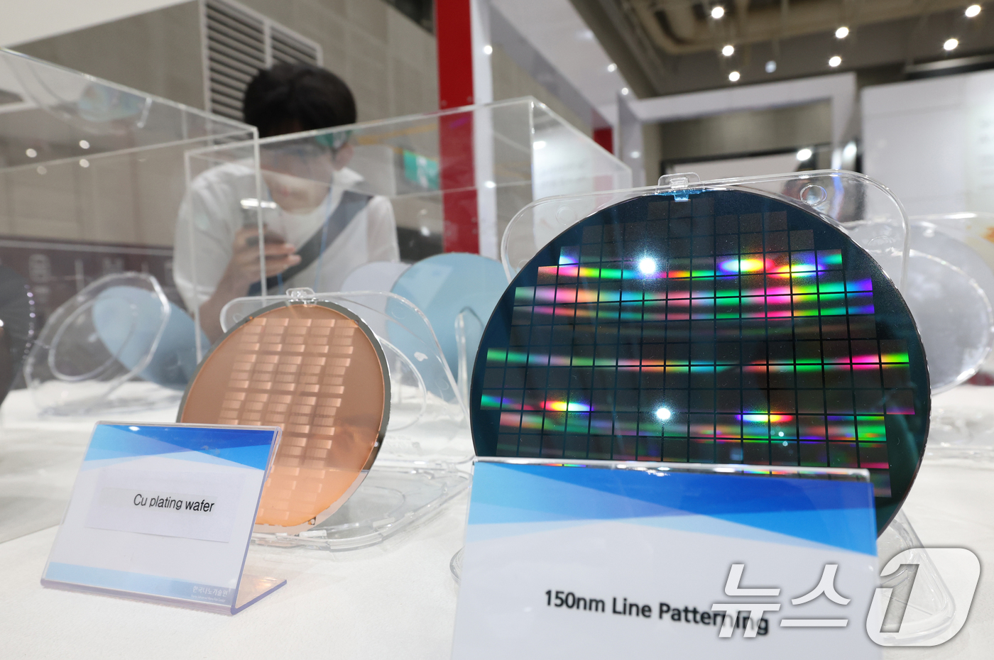 (수원=뉴스1) 김영운 기자 = 28일 경기 수원시 영통구 수원컨벤션센터에서 열린 '2025 차세대 반도체 패키징(Packaging) 산업전(ASPS 2025)'에 최신 반도체 패 …