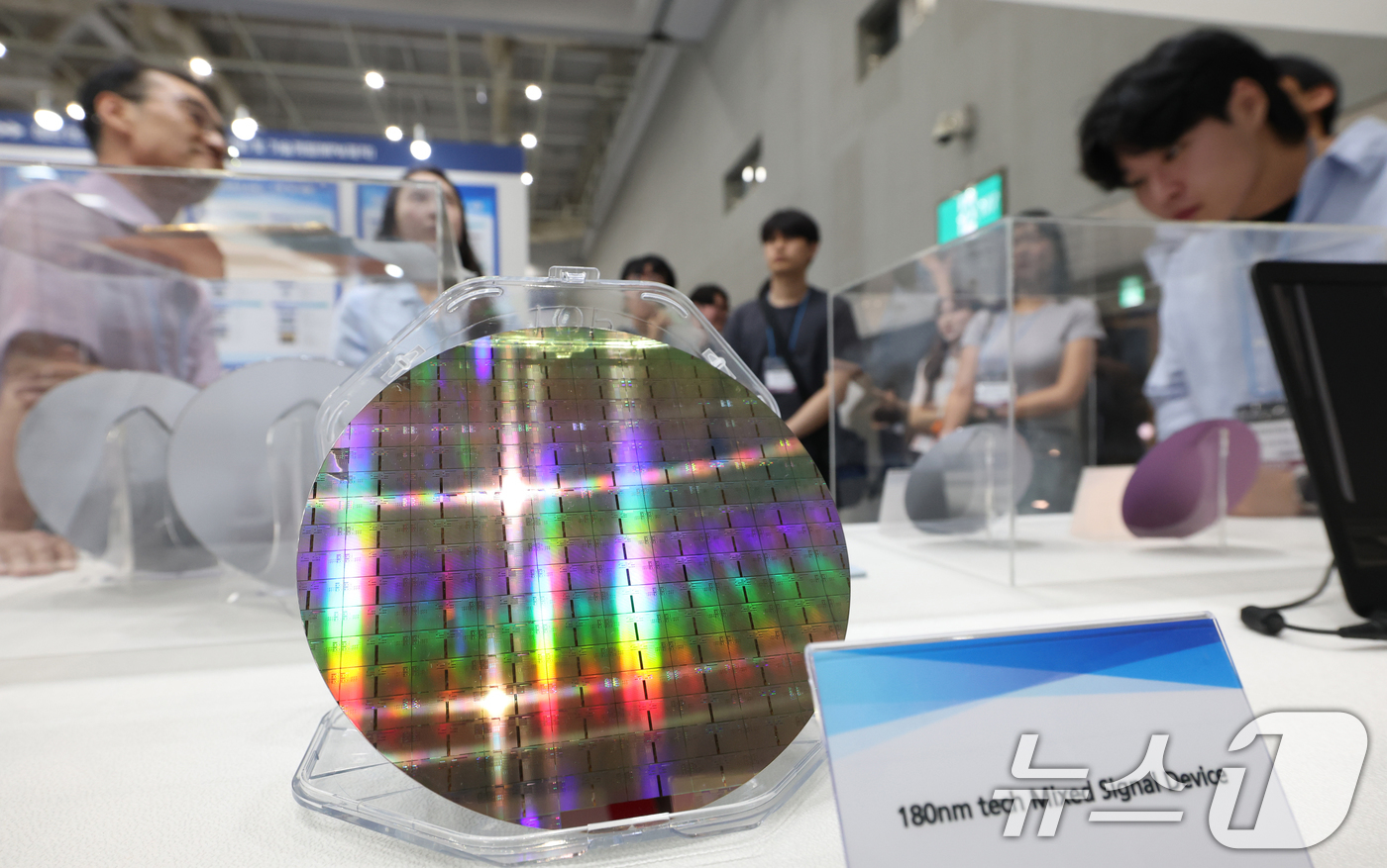 (수원=뉴스1) 김영운 기자 = 28일 경기 수원시 영통구 수원컨벤션센터에서 열린 '2025 차세대 반도체 패키징(Packaging) 산업전(ASPS 2025)'에 최신 반도체 패 …