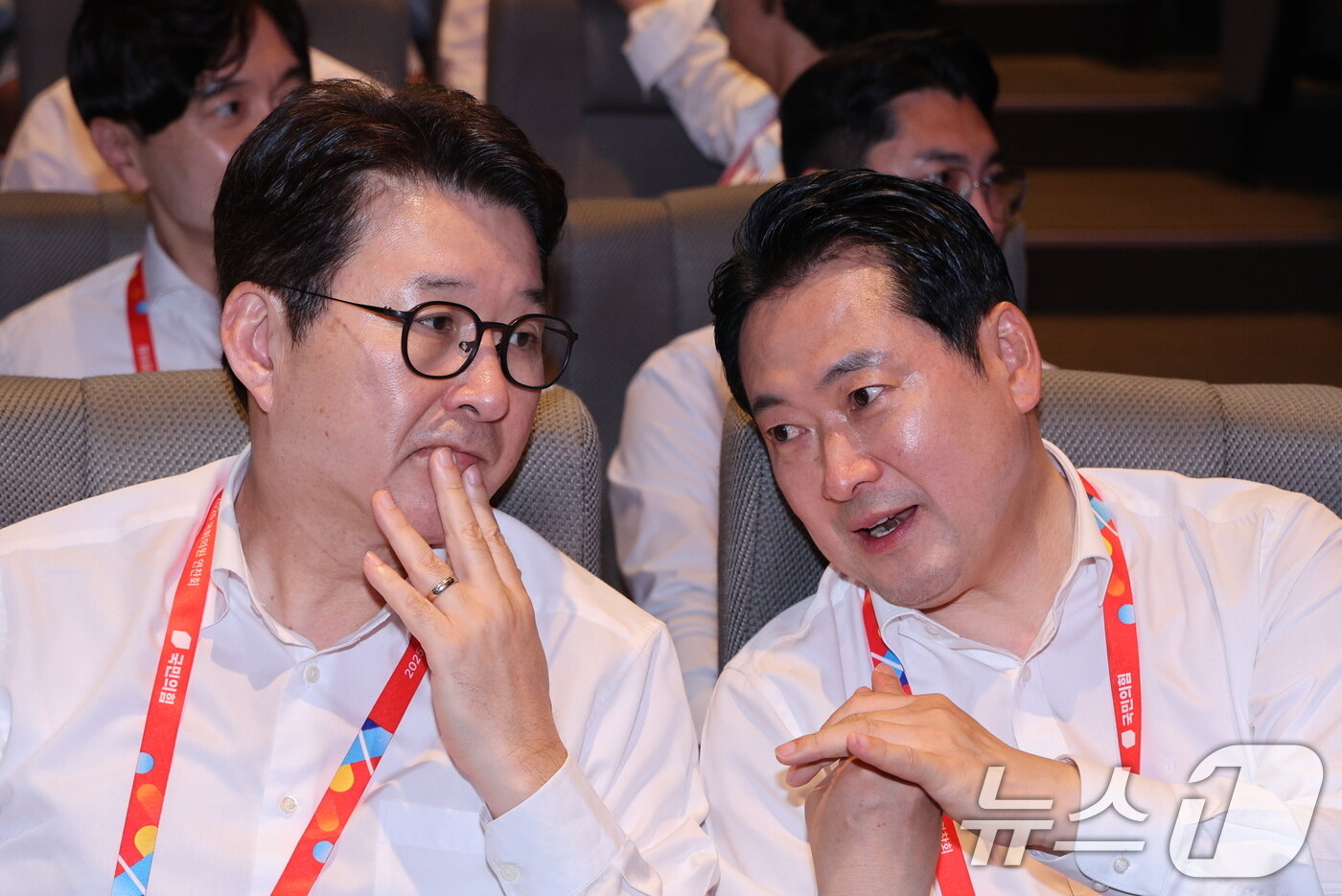 본문 이미지 - 장동혁 국민의힘 대표와 신동욱 최고위원이 28일 오후 인천 인천국제공항공사 인재개발원에서 열린 국민의힘 연찬회에서 대화하고 있다. 2025.8.28/뉴스1 ⓒ News1 신웅수 기자