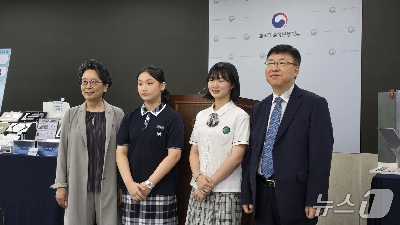 본문 이미지 - 28일 과학기술정보통신부·국립중앙과학관은 제46회 전국학생과학발명품경진대회 결과를 브리핑했다. 왼쪽부터 대회 심사위원장을 맡은 노정혜 서울대 명예교수, 대전 어은중 1학년 엄주연 학생, 인천과학고 3학년 이정민 학생,권석민 권국립중앙과학관장./뉴스1 ⓒNews1 윤주영 기자