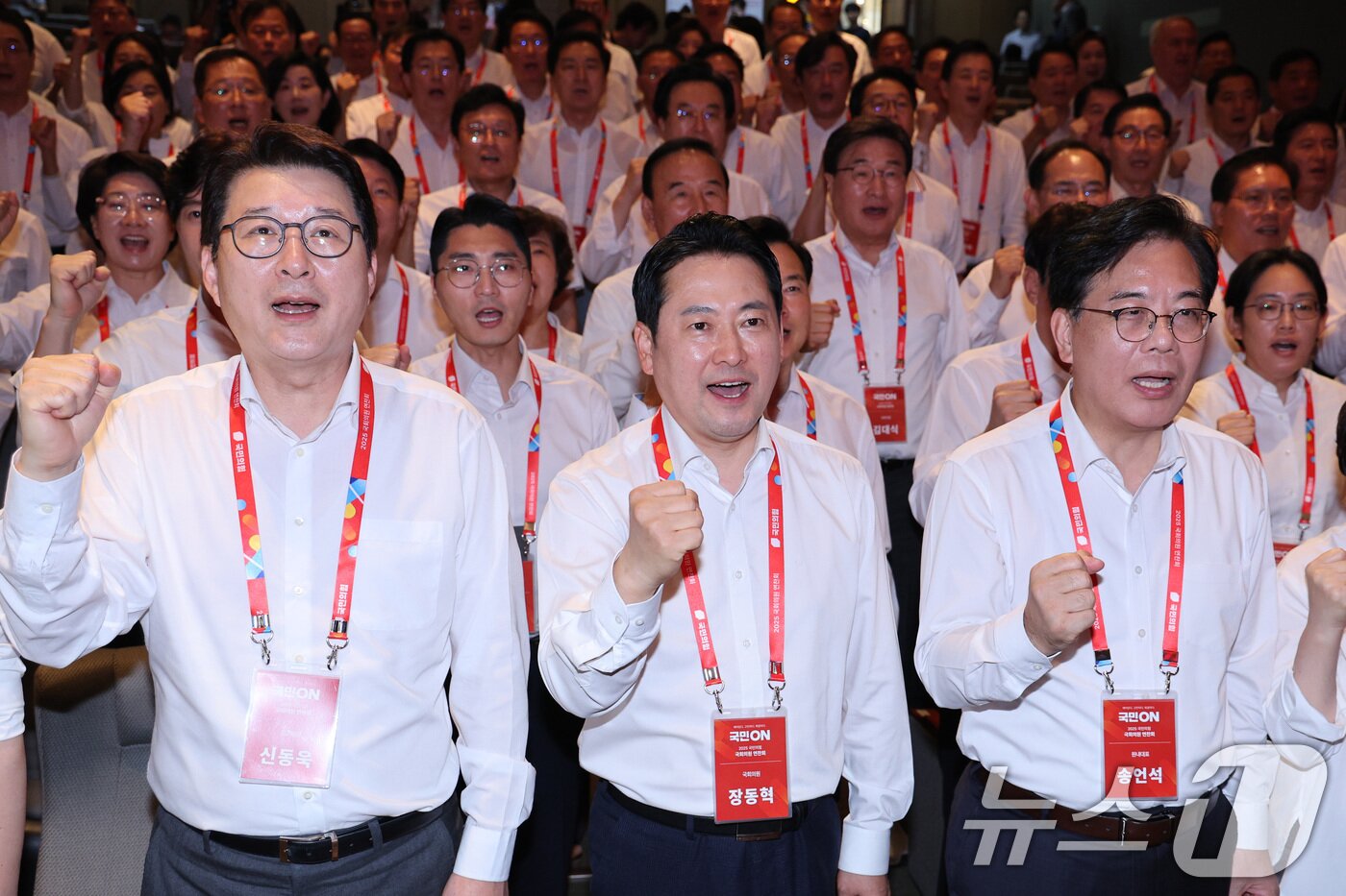 본문 이미지 - 장동혁 대표를 비롯한 국민의힘 의원들이 지난 28일 오후 인천 인천국제공항공사 인재개발원에서 열린 국민의힘 연찬회에서 파이팅을 외치고 있다. 2025.8.28/뉴스1 ⓒ News1 신웅수 기자