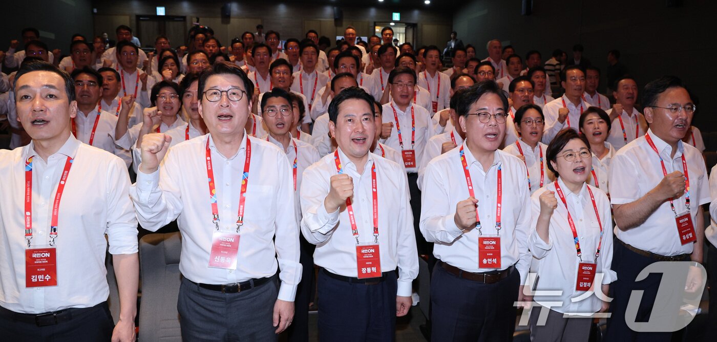 본문 이미지 - 장동혁 대표를 비롯한 국민의힘 의원들이 28일 오후 인천 인천국제공항공사 인재개발원에서 열린 국민의힘 연찬회에서 파이팅을 외치고 있다. 2025.8.28/뉴스1 ⓒ News1 신웅수 기자