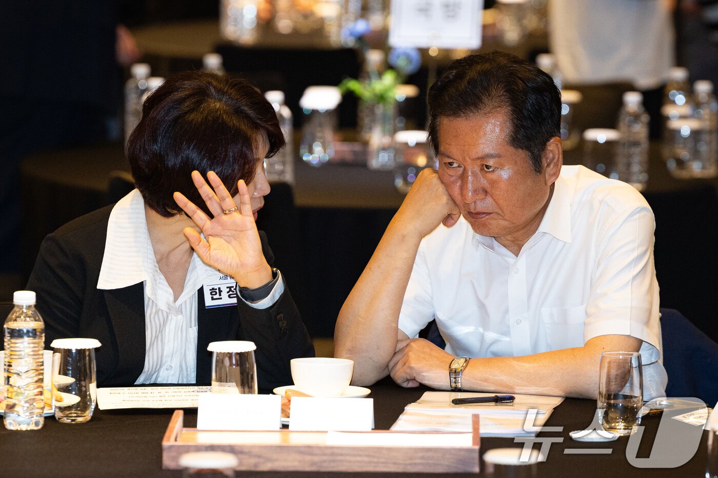 본문 이미지 - 정청래 더불어민주당 대표가 28일 인천 중구 파라다이스시티 컨벤션센터에서 열린 2025 정기국회 더불어민주당 국회의원 워크숍에서 한정애 정책위의장과 대화하고 있다. 2025.8.28/뉴스1 ⓒ News1 유승관 기자