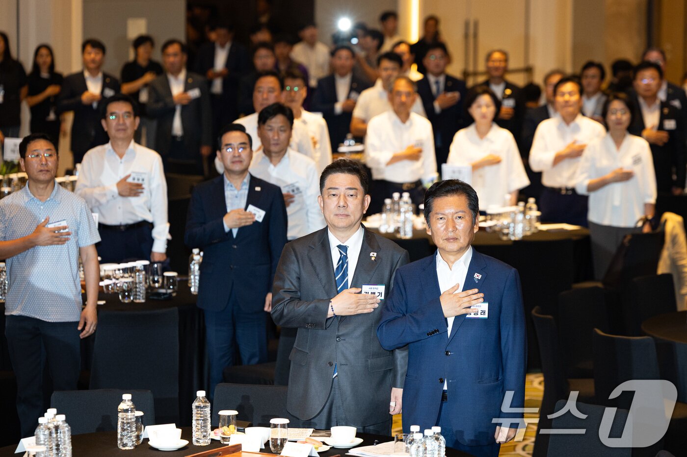 본문 이미지 - 정청래 더불어민주당 대표와 김병기 원내대표를 비롯한 의원들이 28일 인천 중구 파라다이스시티 컨벤션센터에서 열린 2025 정기국회 더불어민주당 국회의원 워크숍에서 국민의례를 하고 있다. 2025.8.28/뉴스1 ⓒ News1 유승관 기자