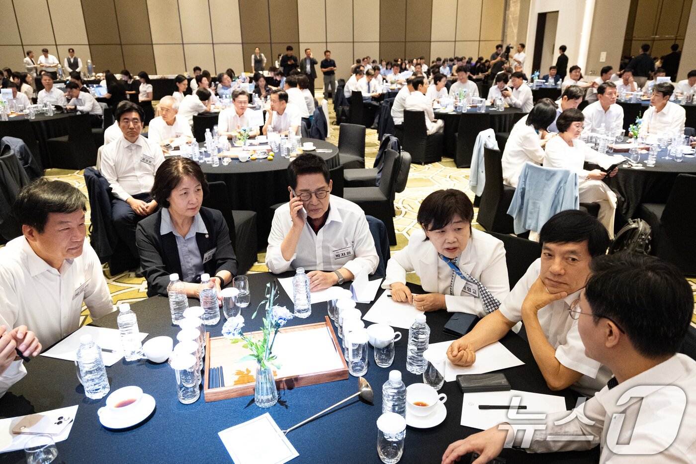 본문 이미지 - 더불어민주당 의원들이 28일 인천 중구 파라다이스시티 컨벤션센터에서 열린 2025 정기국회 더불어민주당 국회의원 워크숍에서 대화를 나누고 있다. 2025.8.28/뉴스1 ⓒ News1 유승관 기자