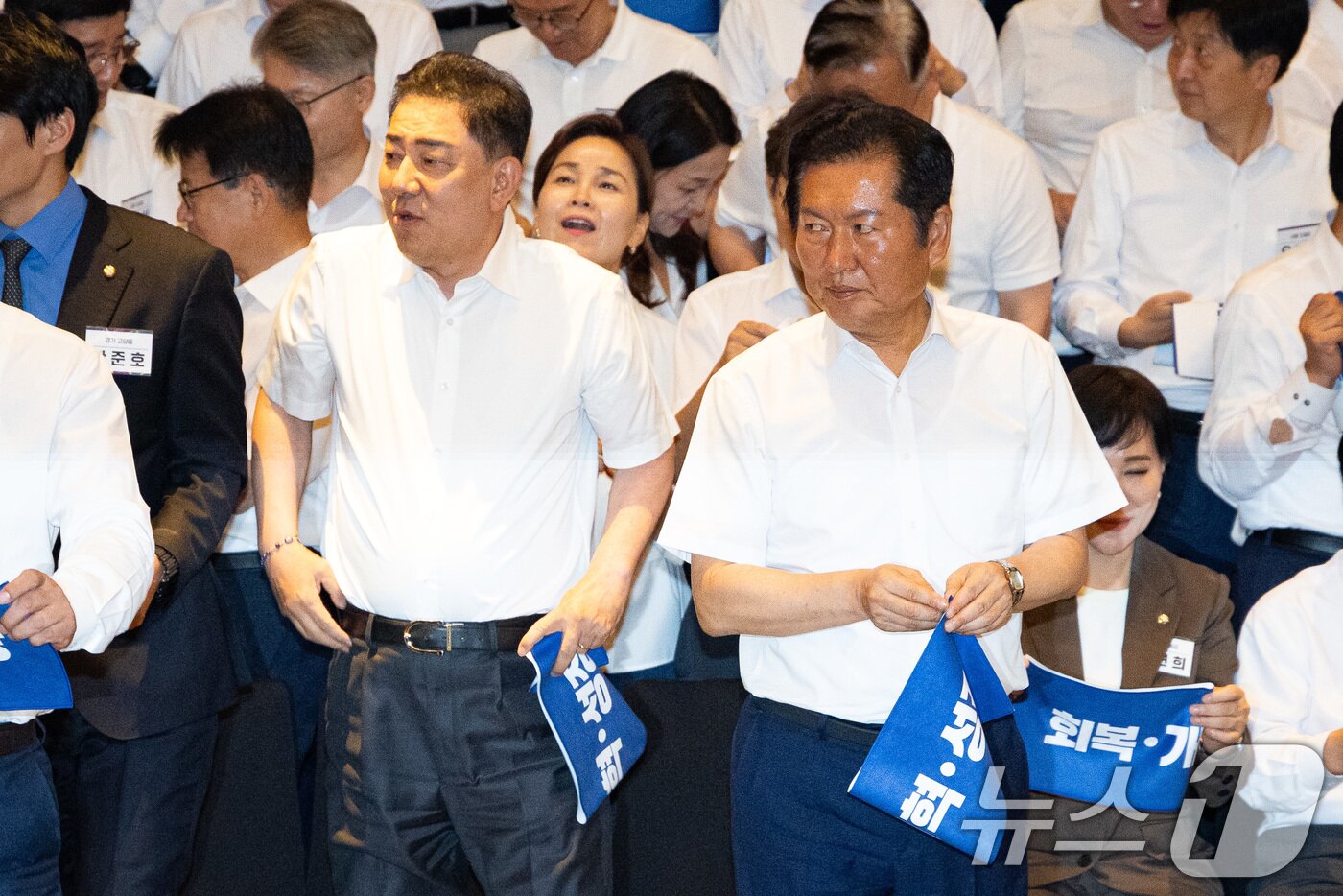 본문 이미지 - 정청래 더불어민주당 대표와 김병기 원내대표를 비롯한 의원들이 28일 인천 중구 파라다이스시티 컨벤션센터에서 열린 2025 정기국회 더불어민주당 국회의원 워크숍에서 기념 촬영을 마친 후 이동하고 있다. 2025.8.28/뉴스1 ⓒ News1 유승관 기자