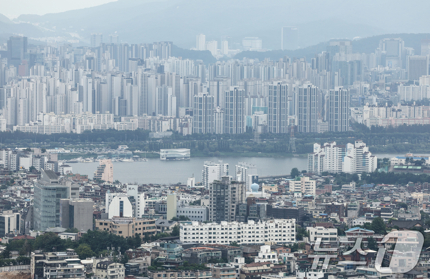 (서울=뉴스1) 김민지 기자 = 6·27 부동산 대책 발표 2개월이 지난 가운데 서울 아파트 매매 가격이 3주째 둔화세를 이어갔다.28일 한국부동산원에 따르면 이번주(지난 25일 …