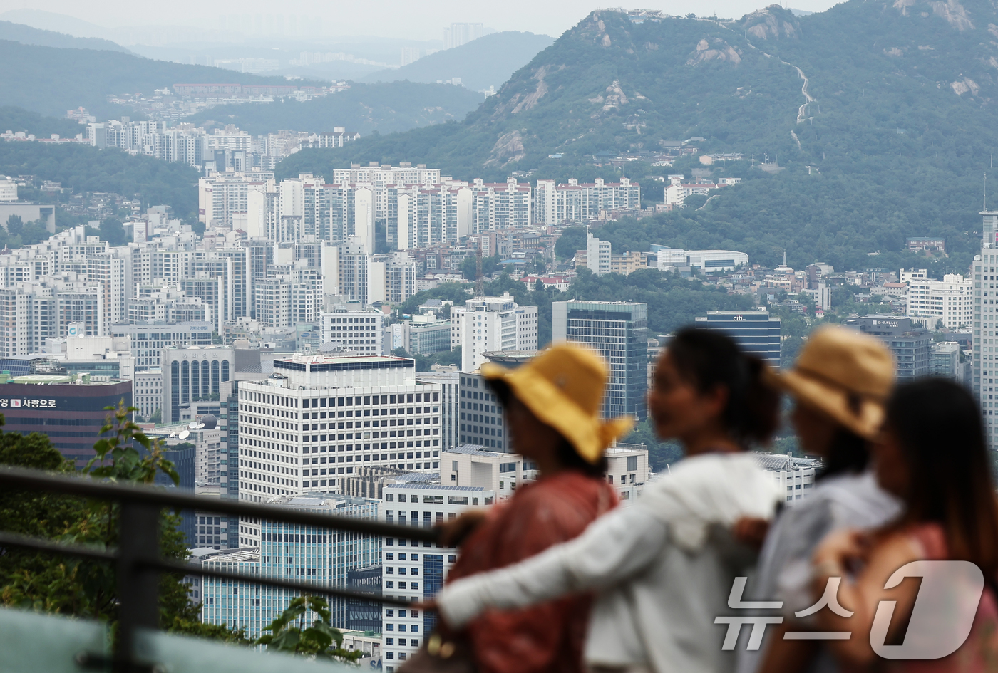(서울=뉴스1) 김민지 기자 = 6·27 부동산 대책 발표 2개월이 지난 가운데 서울 아파트 매매 가격이 3주째 둔화세를 이어갔다.28일 한국부동산원에 따르면 이번주(지난 25일 …