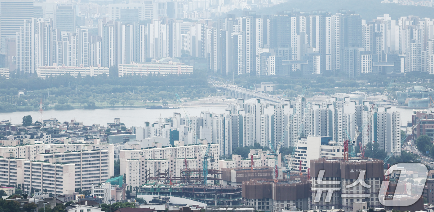 (서울=뉴스1) 김민지 기자 = 6·27 부동산 대책 발표 2개월이 지난 가운데 서울 아파트 매매 가격이 3주째 둔화세를 이어갔다.28일 한국부동산원에 따르면 이번주(지난 25일 …