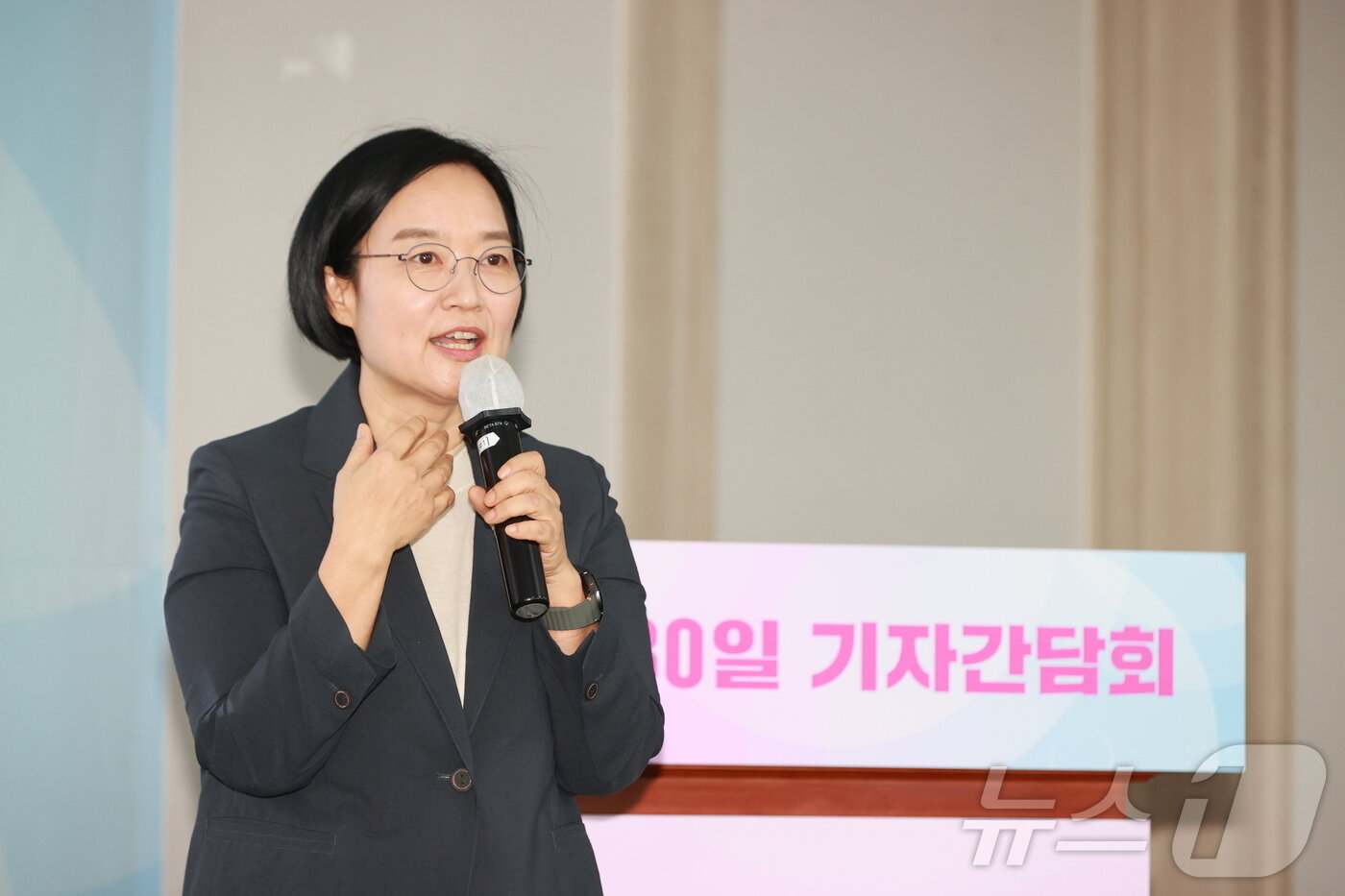 본문 이미지 - 한성숙 중소벤처기업부 장관이 28일 서울 영등포구 중소기업중앙회에서 취임 30일 기자간담회를 하고 있다. (중기부 제공)