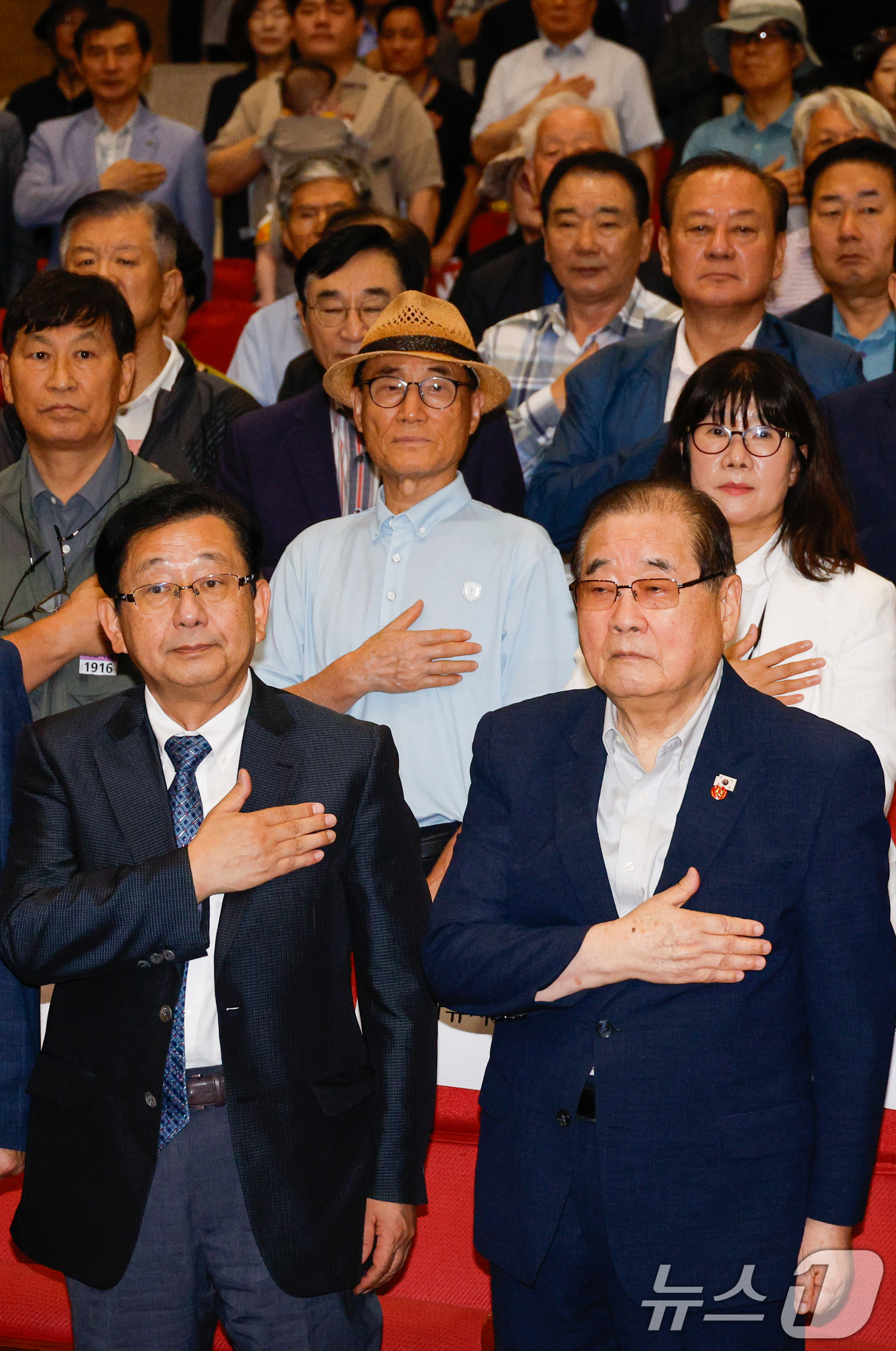 (서울=뉴스1) 안은나 기자 = 28일 오후 서울 여의도 국회의원회관에서 열린 '광복 80주년 새로운 대한민국 역사 바로세우기 범국민 전진대회'에 참석한 이종찬 광복회장, 호사카 …