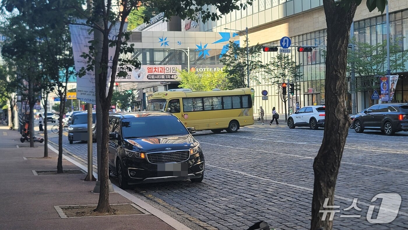 본문 이미지 - 27일 오후 4시쯤 충북 청주시 흥덕구 솔밭초등학교 인근 왕복 4차로 도로에서 학원 등원 차량 등이 1개 차선을 차지하면서 유턴 차량이 후진하고 있다.2025.8.27./뉴스1 ⓒ News1 임양규 기자