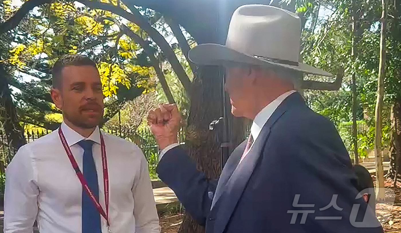 (브리즈번 로이터=뉴스1) 김지완 기자 = 28일(현지시간) 호주의 밥 캐터 의원(80)이 브리즈번의 퀸즐랜드 주의회 건물 밖에서 기자회견을 갖던 중 채널 나인 방송의 조쉬 바바스 …